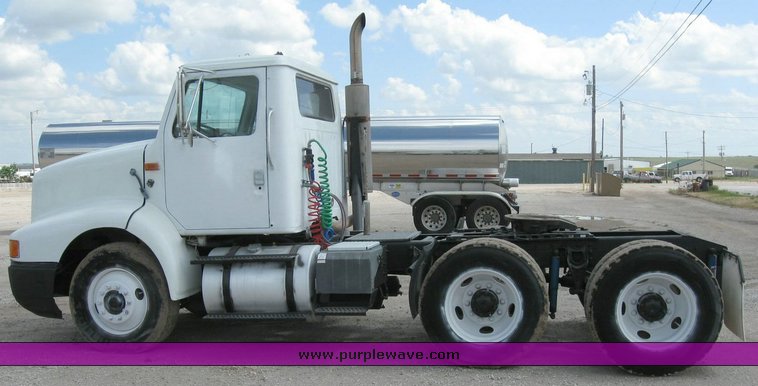 image for item 6793 1996 International 8200 semi truck
