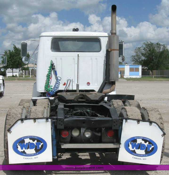 image for item 6793 1996 International 8200 semi truck