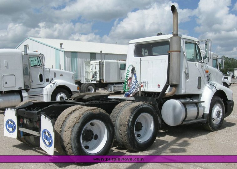 image for item 6793 1996 International 8200 semi truck