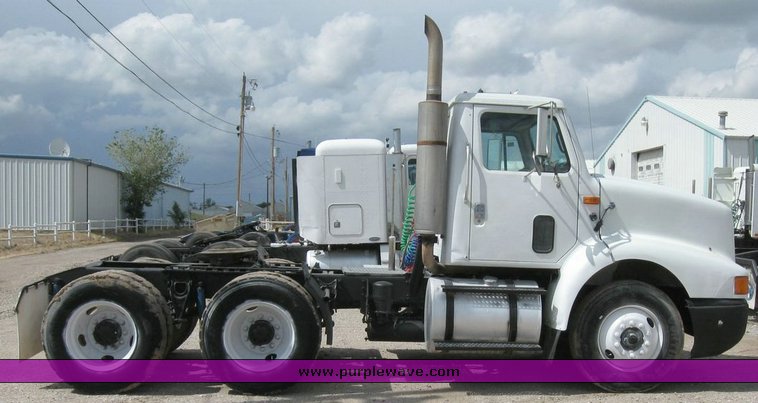 image for item 6793 1996 International 8200 semi truck