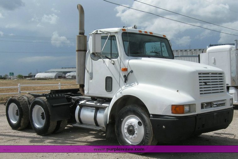 image for item 6793 1996 International 8200 semi truck