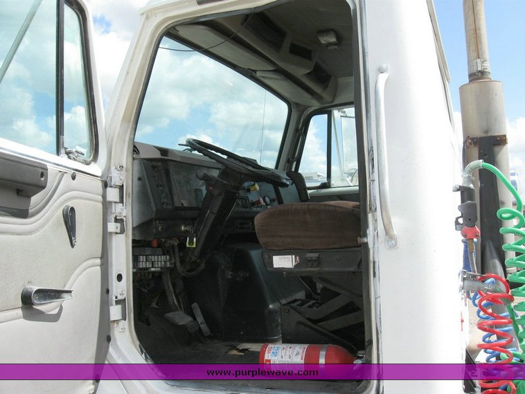 image for item 6793 1996 International 8200 semi truck