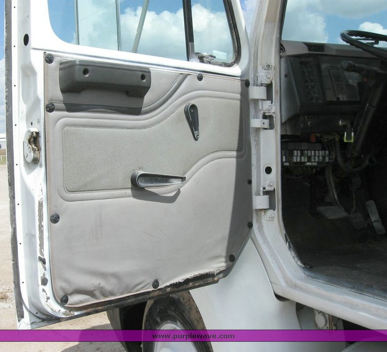 image for item 6793 1996 International 8200 semi truck