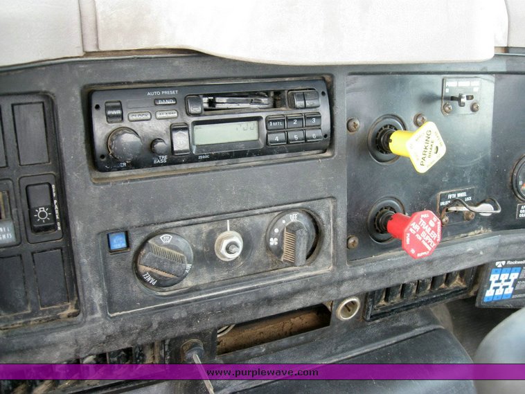 image for item 6793 1996 International 8200 semi truck