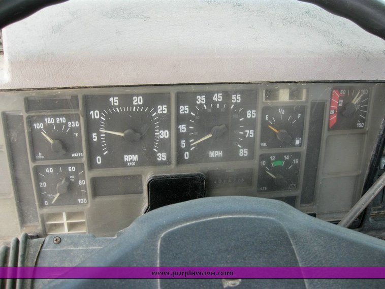 image for item 6793 1996 International 8200 semi truck