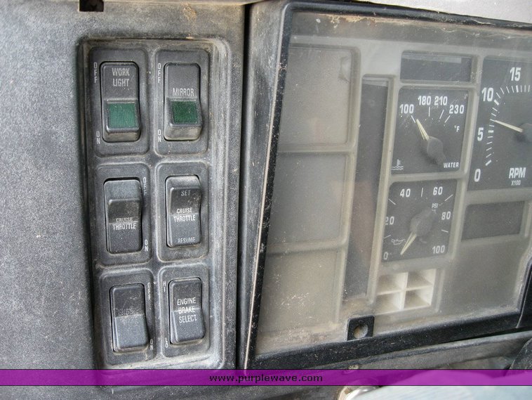 image for item 6793 1996 International 8200 semi truck