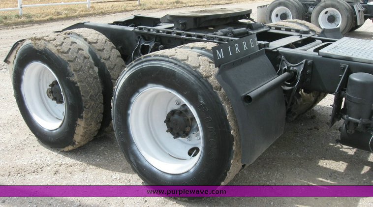 image for item 6793 1996 International 8200 semi truck