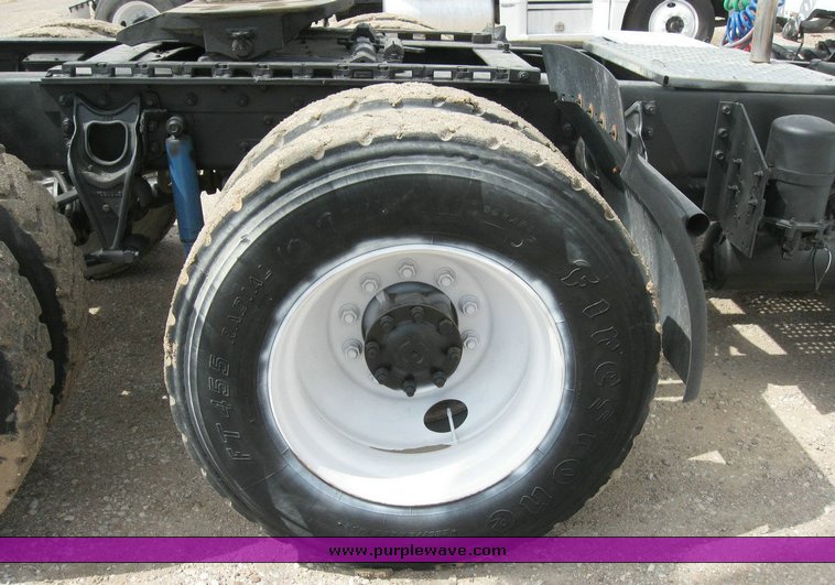 image for item 6793 1996 International 8200 semi truck