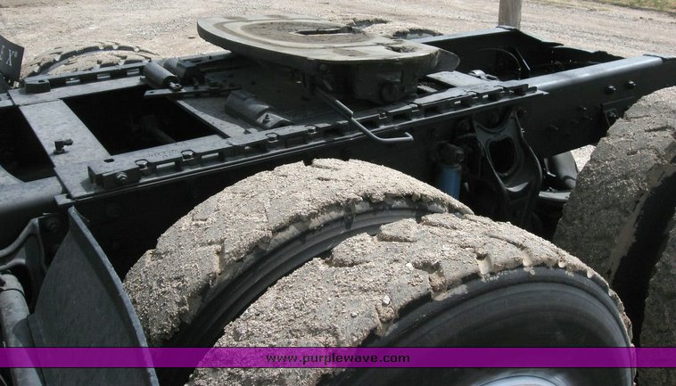 image for item 6793 1996 International 8200 semi truck