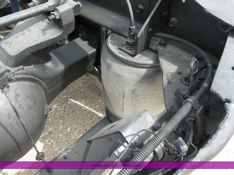 image for item 6793 1996 International 8200 semi truck