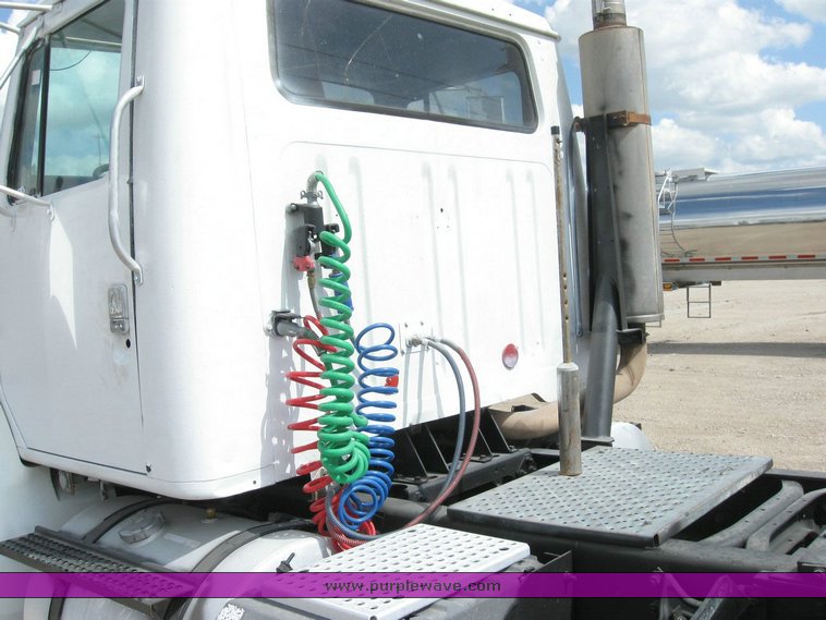 image for item 6793 1996 International 8200 semi truck