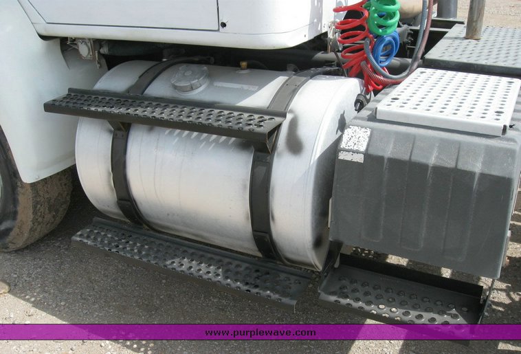 image for item 6793 1996 International 8200 semi truck