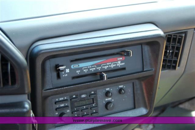 image for item 1000 1990 Ford F450 Super Duty truck with service body