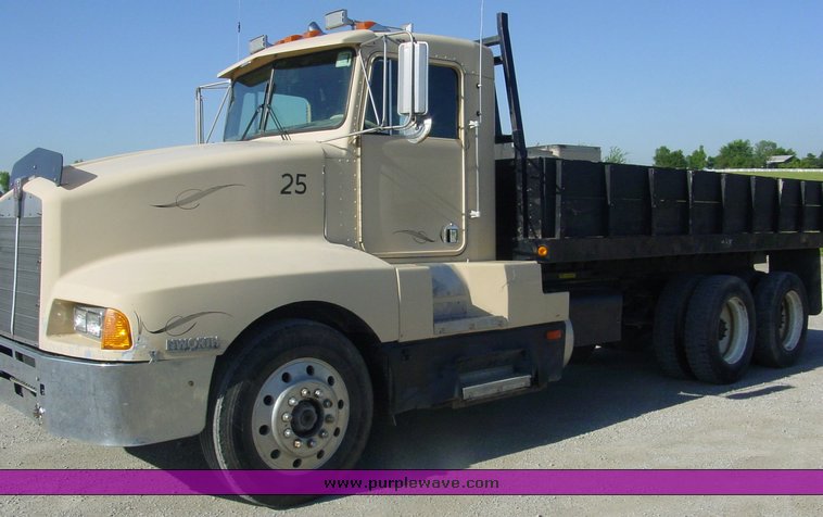 image for item 1006 1986 Kenworth Construct T600A semi truck