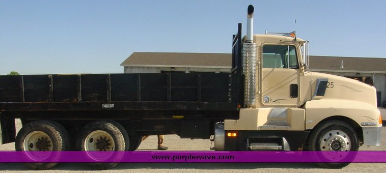 image for item 1006 1986 Kenworth Construct T600A semi truck