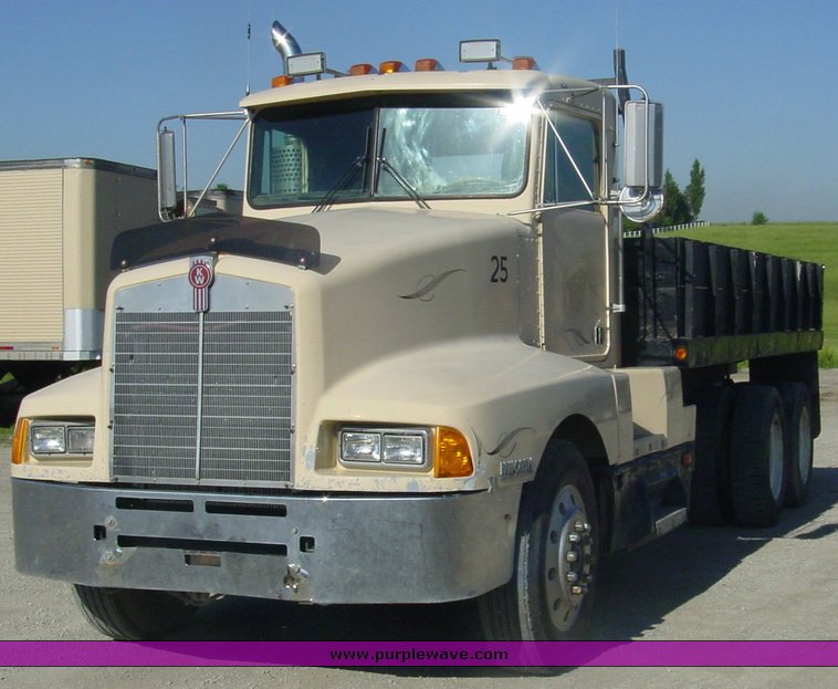 image for item 1006 1986 Kenworth Construct T600A semi truck