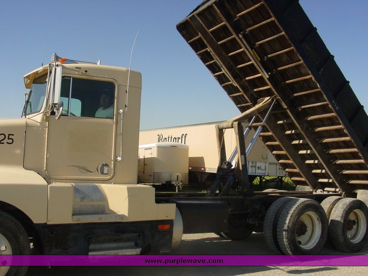 image for item 1006 1986 Kenworth Construct T600A semi truck