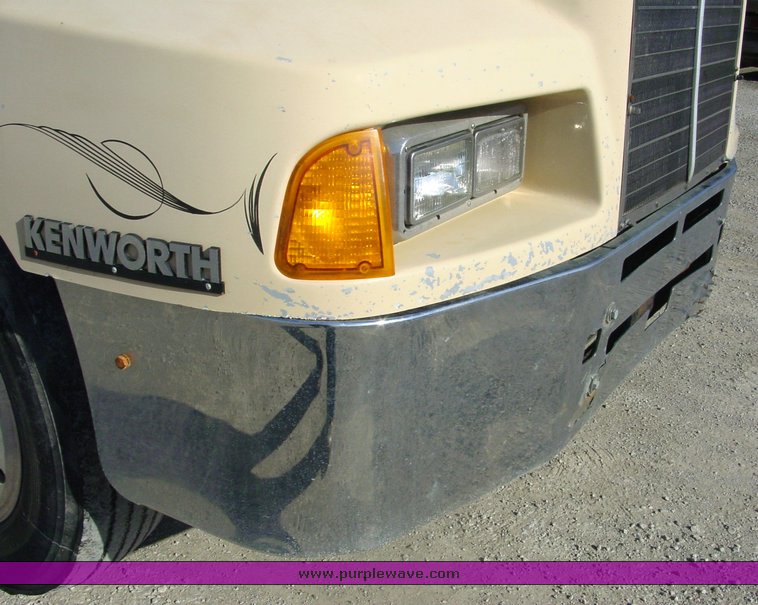 image for item 1006 1986 Kenworth Construct T600A semi truck