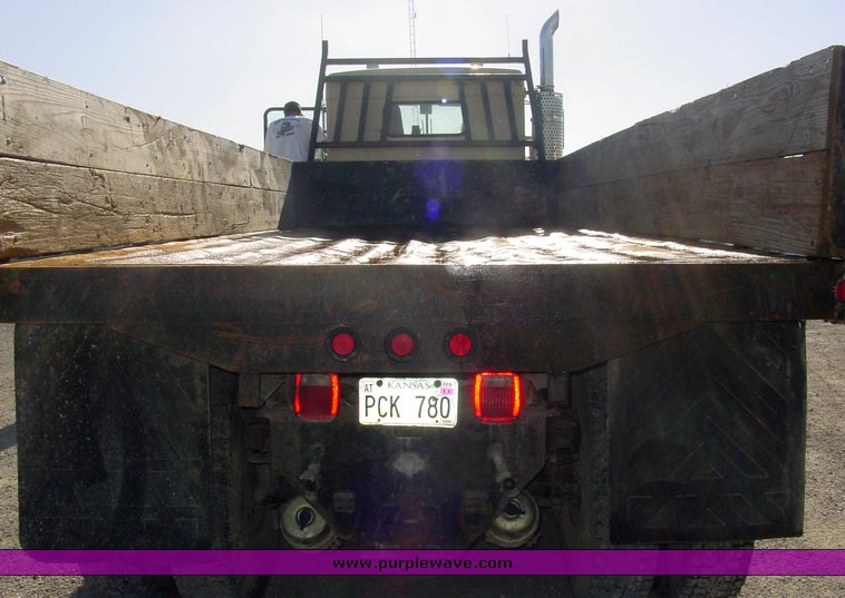 image for item 1006 1986 Kenworth Construct T600A semi truck