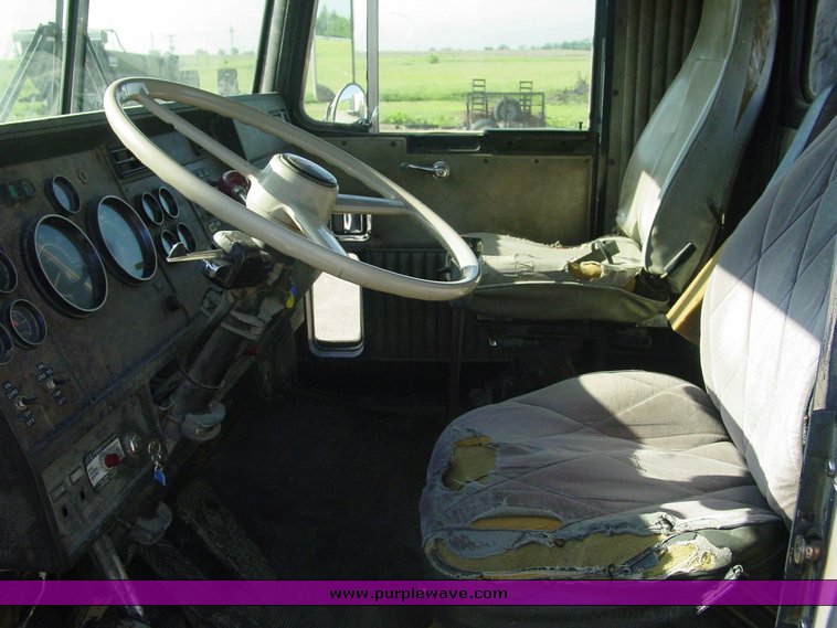 image for item 1006 1986 Kenworth Construct T600A semi truck