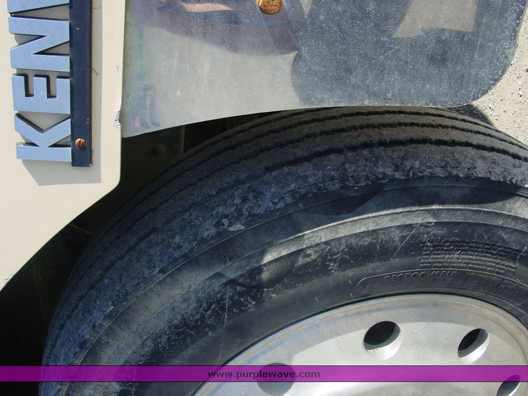 image for item 1006 1986 Kenworth Construct T600A semi truck