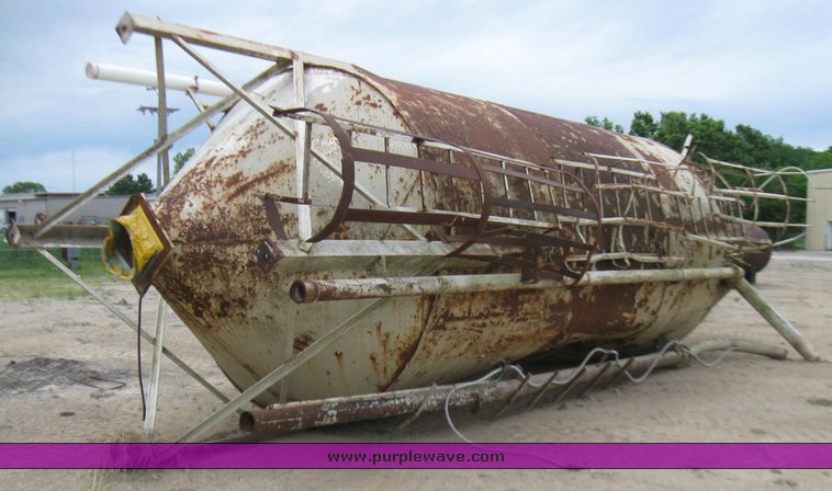 image for item 1701 Concrete silo