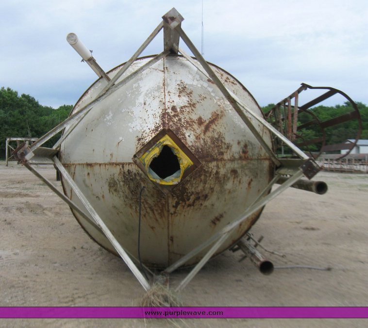 image for item 1701 Concrete silo