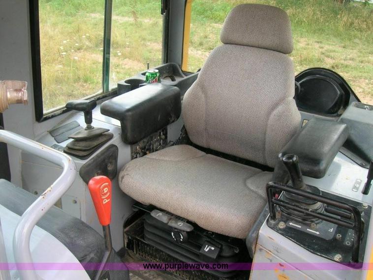 image for item 1900 2000 John Deere 650H dozer