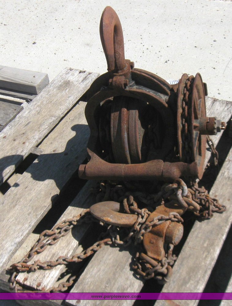 image for item 2331 Chain hoist