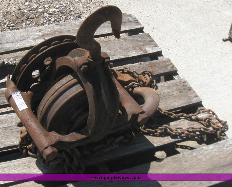 image for item 2331 Chain hoist