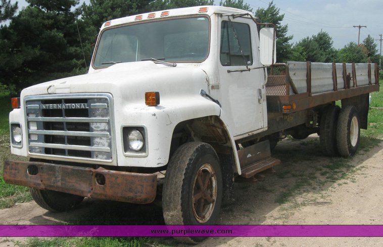 image for item 2425 1980 International 1724 dump truck