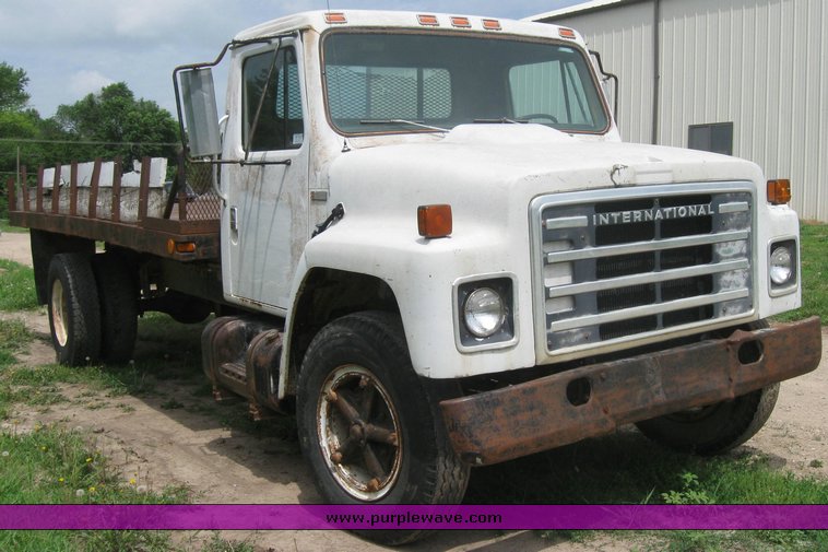 image for item 2425 1980 International 1724 dump truck