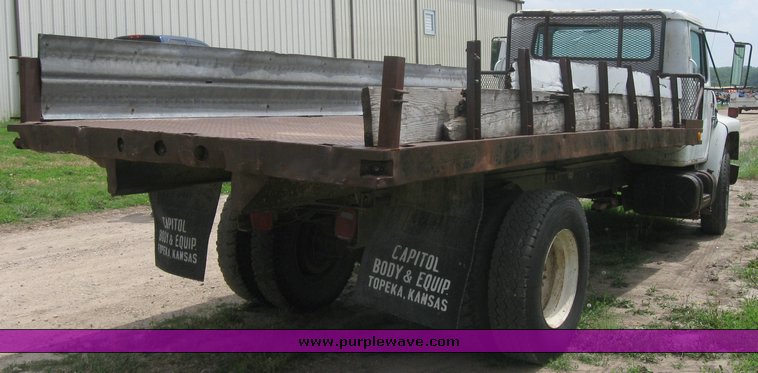 image for item 2425 1980 International 1724 dump truck