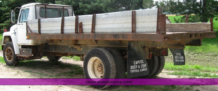 image for item 2425 1980 International 1724 dump truck