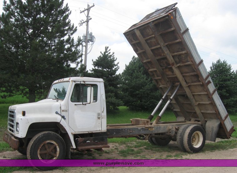image for item 2425 1980 International 1724 dump truck