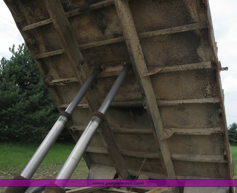 image for item 2425 1980 International 1724 dump truck