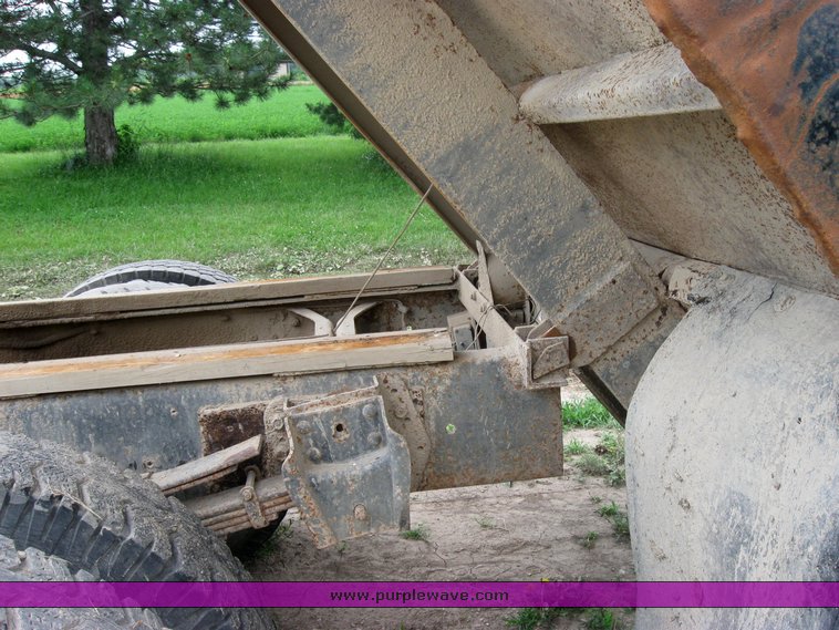 image for item 2425 1980 International 1724 dump truck