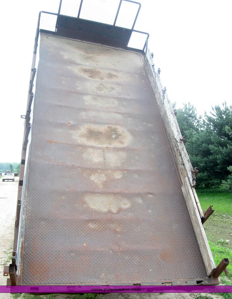 image for item 2425 1980 International 1724 dump truck