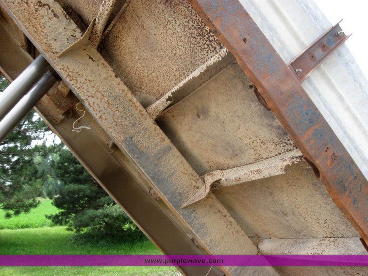 image for item 2425 1980 International 1724 dump truck