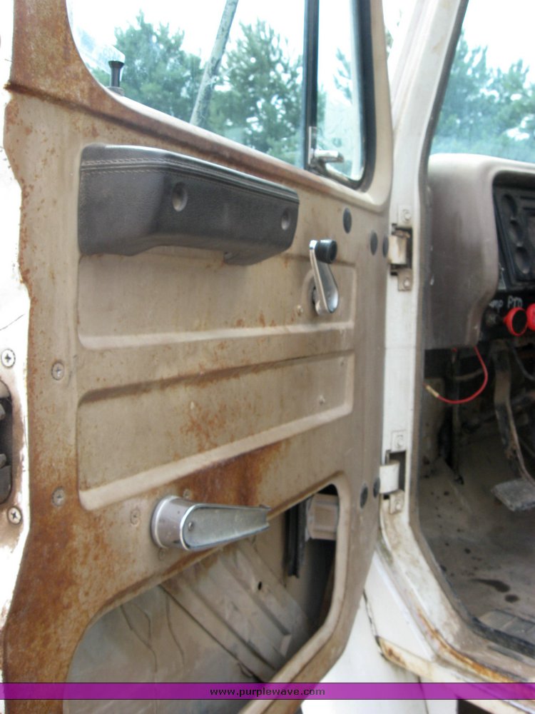 image for item 2425 1980 International 1724 dump truck