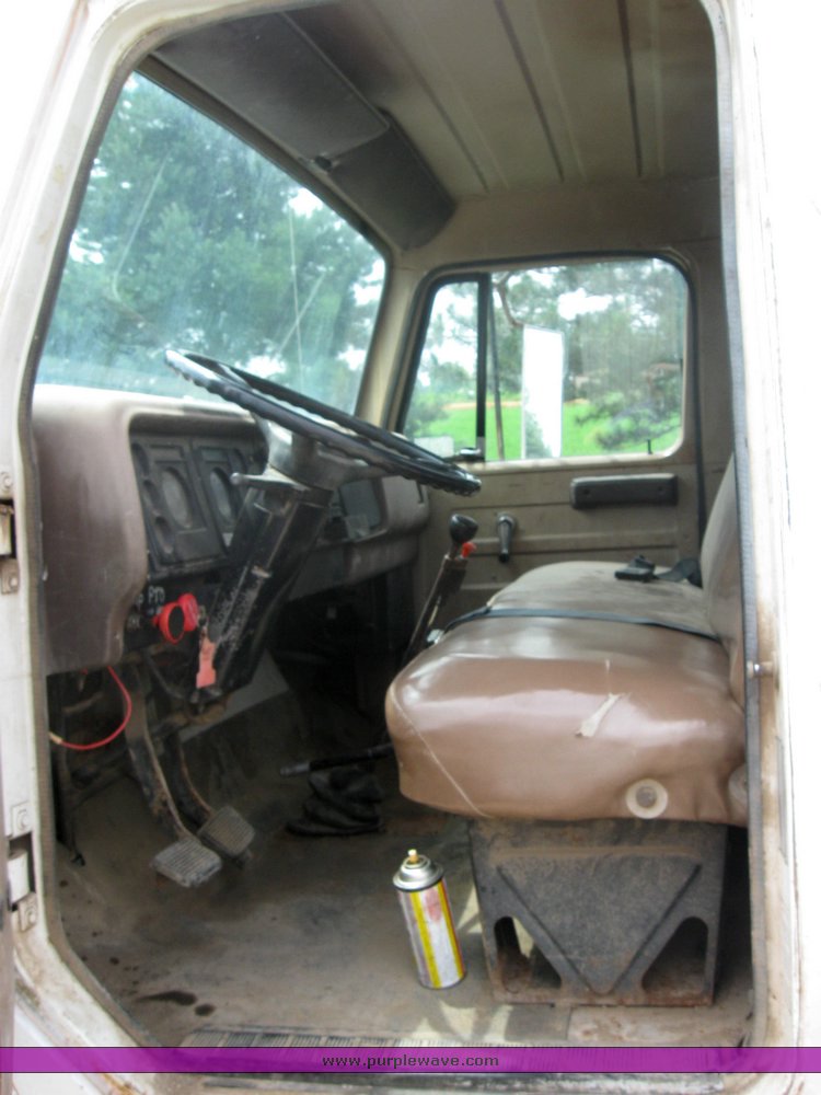 image for item 2425 1980 International 1724 dump truck