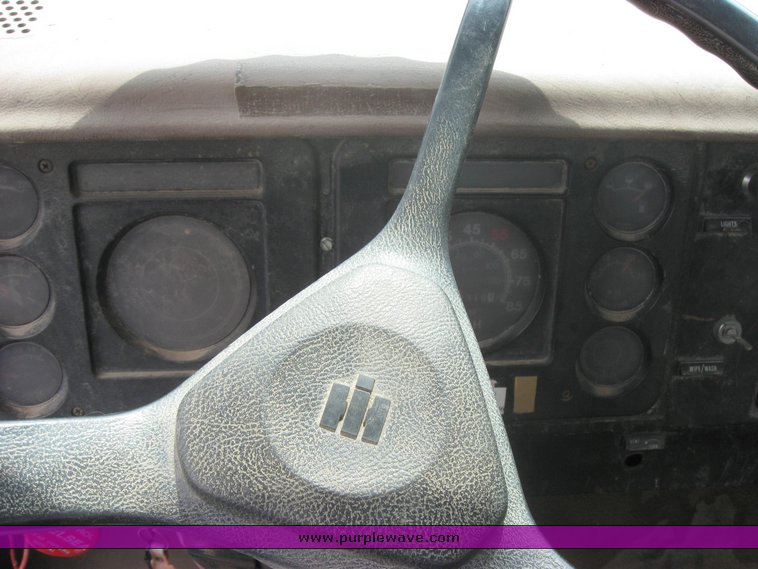 image for item 2425 1980 International 1724 dump truck