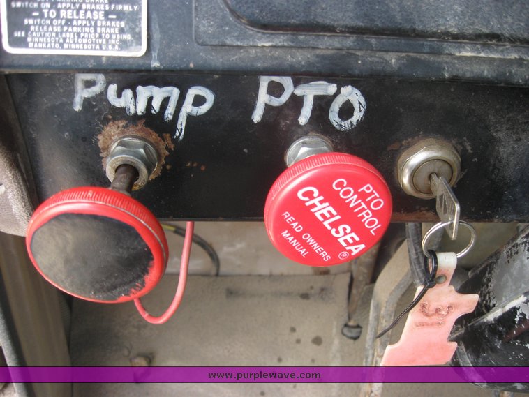 image for item 2425 1980 International 1724 dump truck