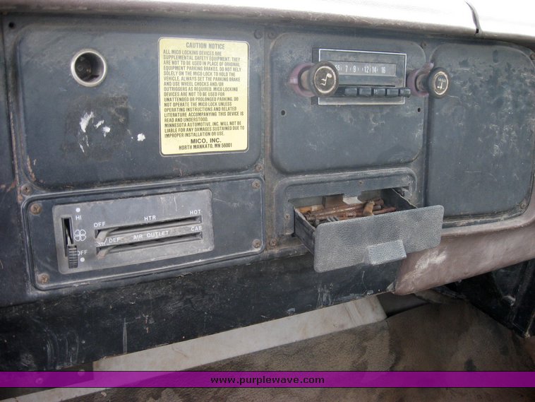 image for item 2425 1980 International 1724 dump truck