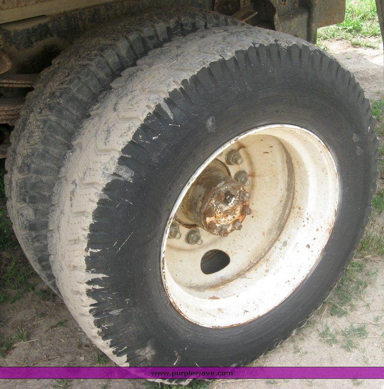 image for item 2425 1980 International 1724 dump truck