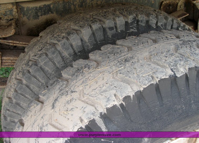 image for item 2425 1980 International 1724 dump truck