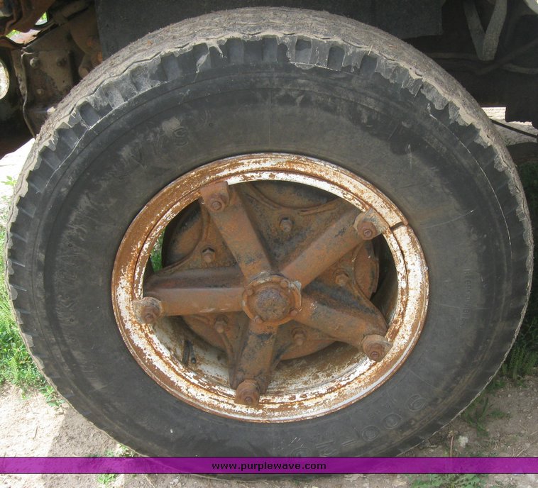 image for item 2425 1980 International 1724 dump truck