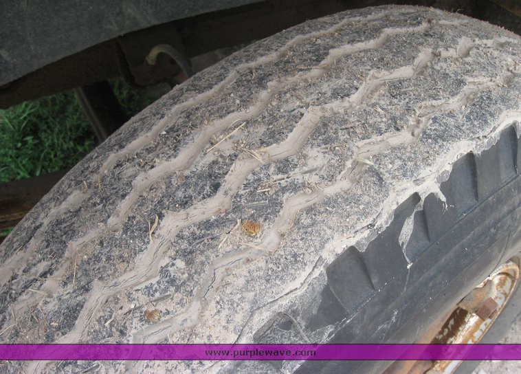 image for item 2425 1980 International 1724 dump truck