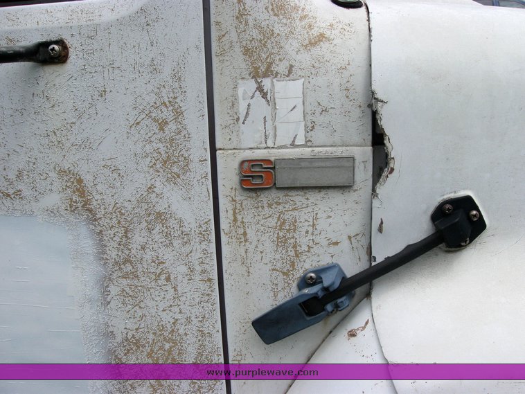 image for item 2425 1980 International 1724 dump truck