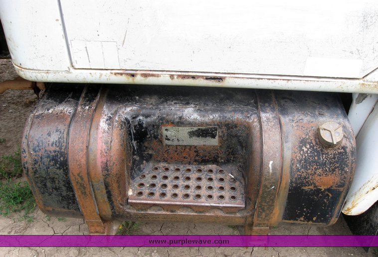 image for item 2425 1980 International 1724 dump truck